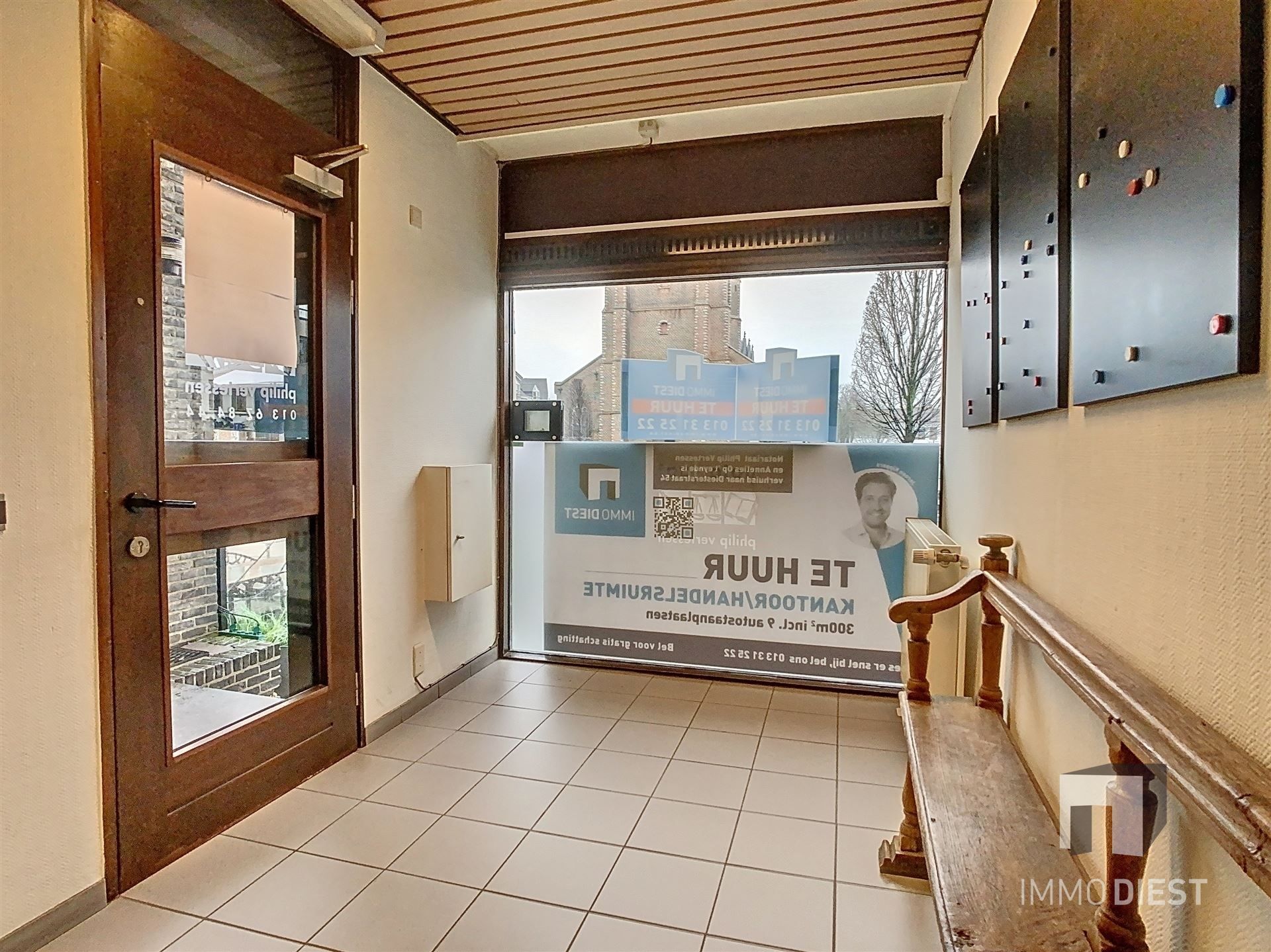 Handelsgelijkvloers 300m2 met 9 autostaanplaatsen foto 13