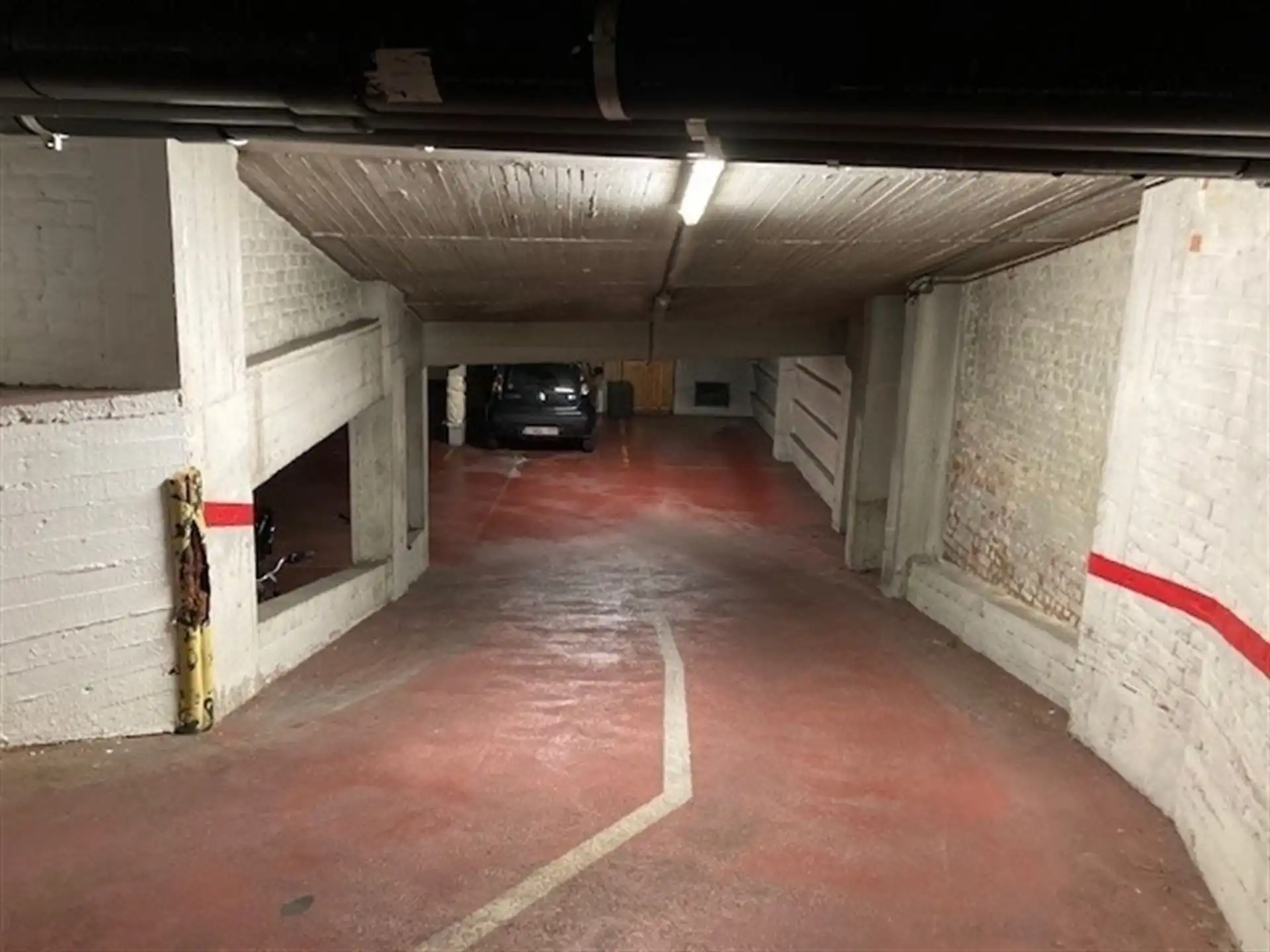 Ruime parkeerplaats kortbij Europese instellingen foto 2