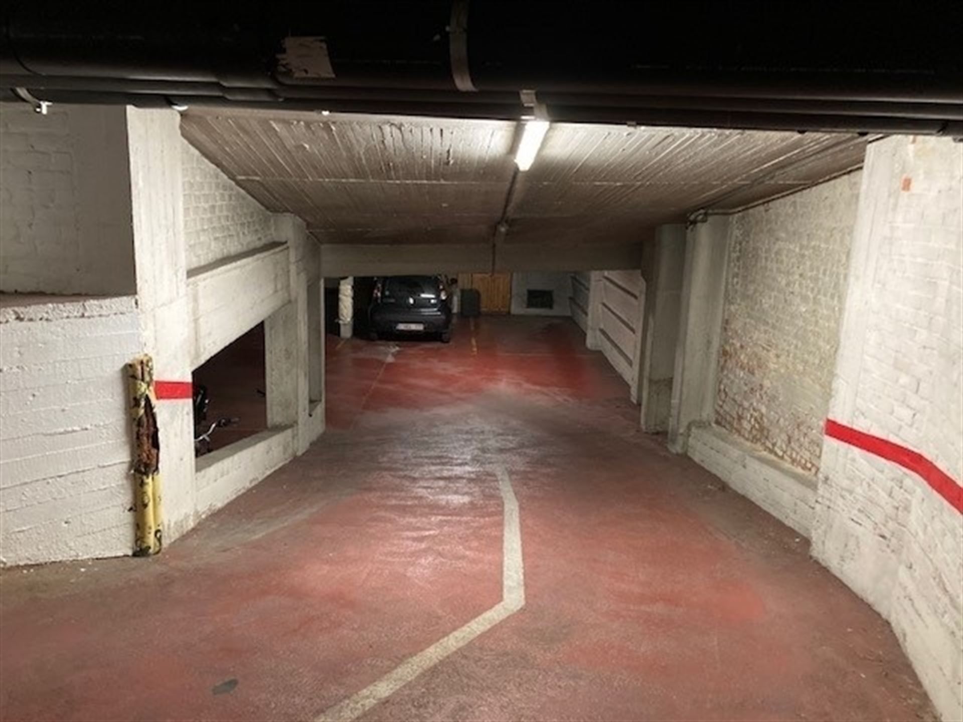 Ruime parkeerplaats kortbij Europese instellingen foto 2