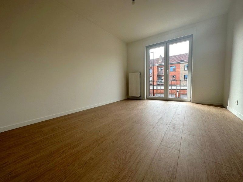 Gerenoveerd tweeslaapkamer appartement met garage! foto 7