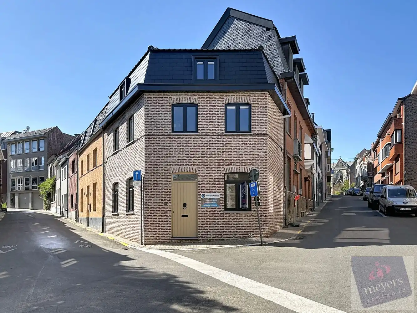 Totaal gerenoveerde stadswoning met polyvalente ruimte in Tongeren foto {{pictureIndex}}