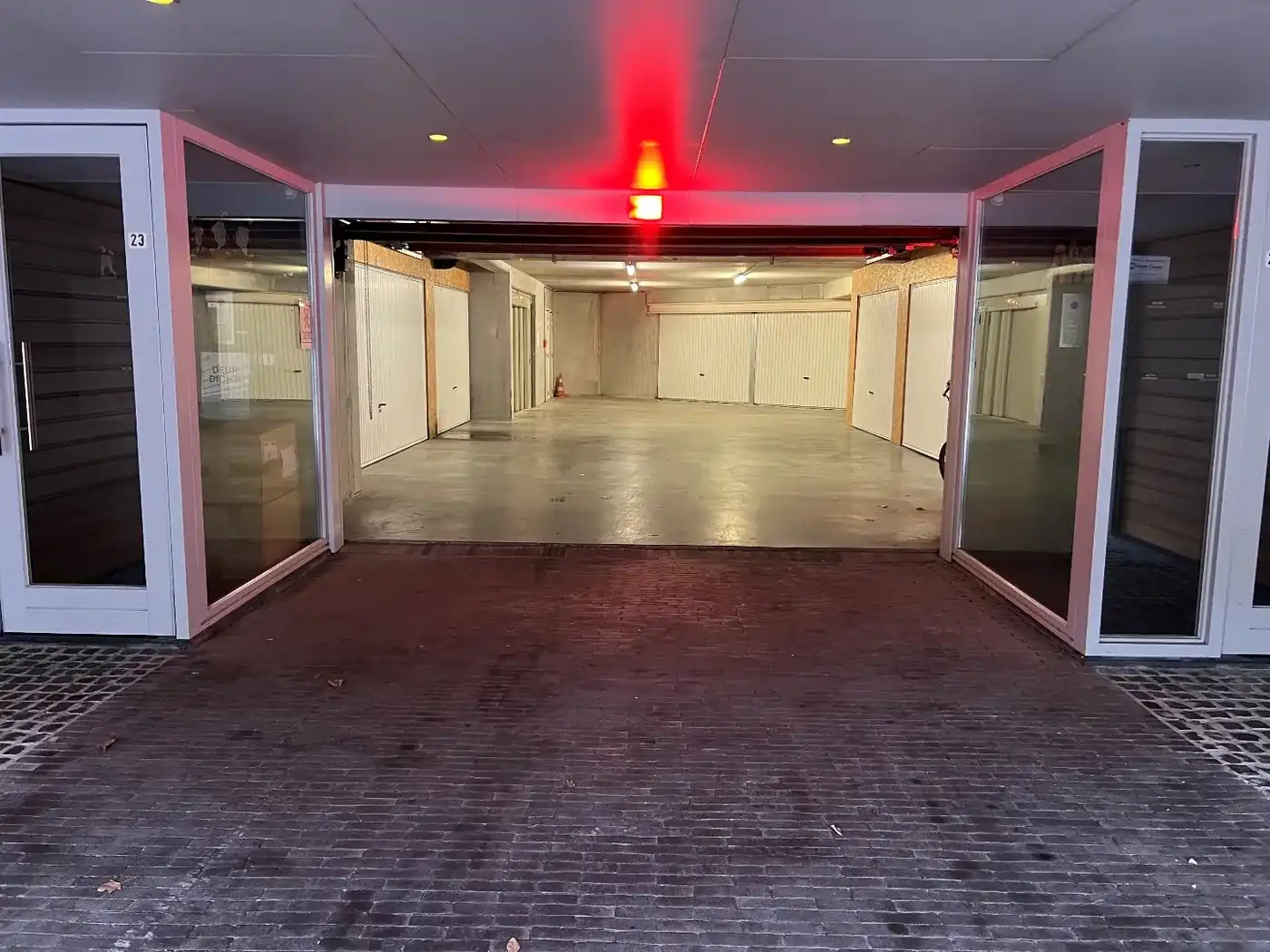 Garage nabij het Driehoeksplein foto 2