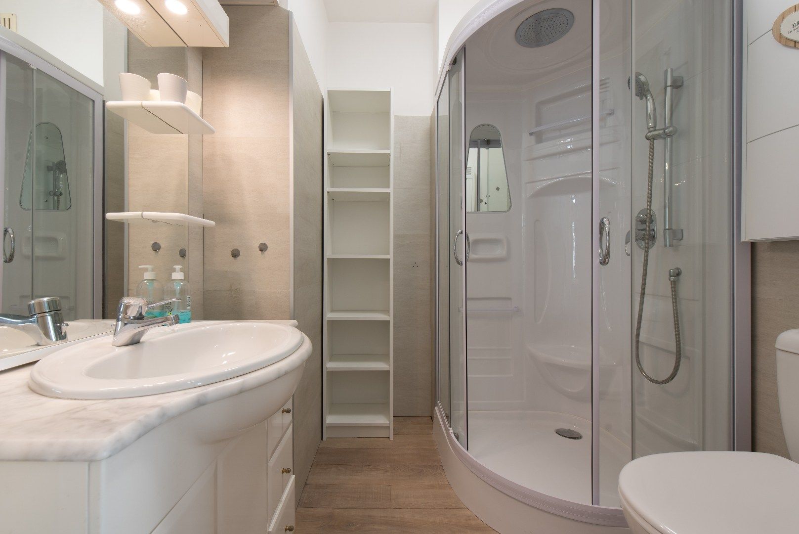 Mooi vernieuwde studio gelegen op de vierde verdieping met zonneterras foto 9