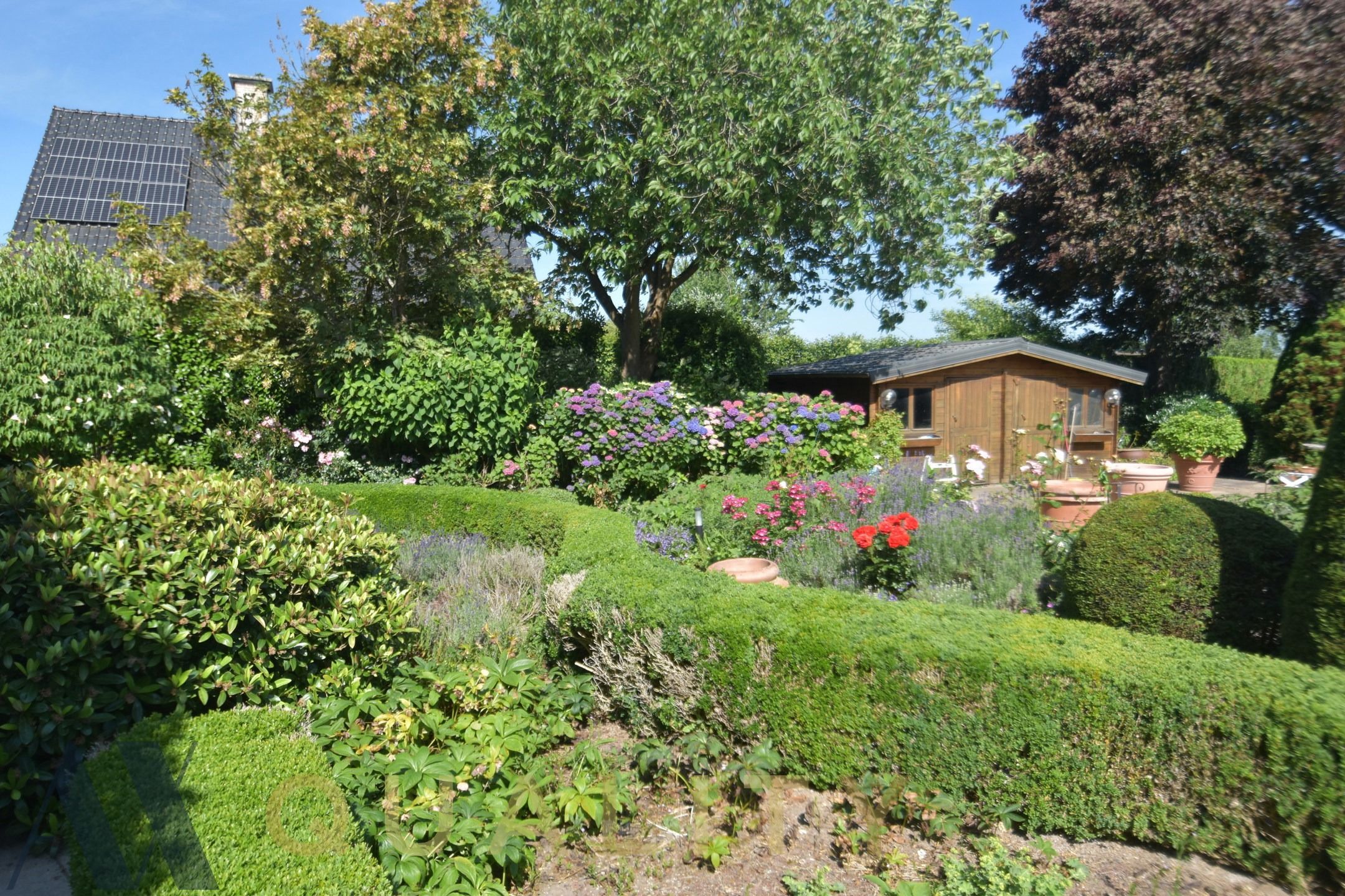 Tijdloze ruime villa met 5 slpk., dub. gar., tuin, tennisveld, polyvalente ruimte en vijver. foto 44