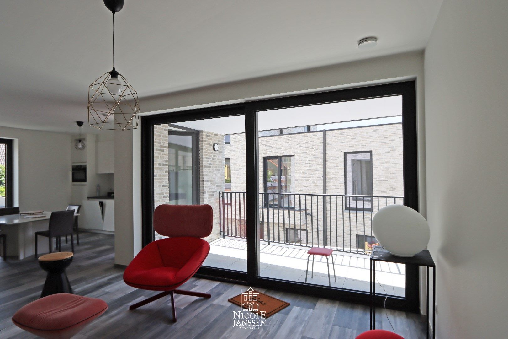 Nieuwbouwappartement met twee slaapkamers, terras en autostaanplaats in hartje Maaseik  foto 3