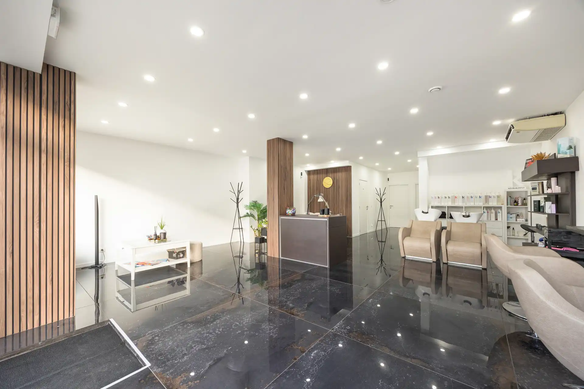 Volledig gerenoveerd beautysalon/kapsalon met 2 parkings foto {{pictureIndex}}