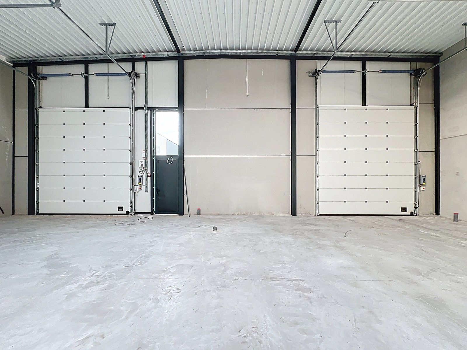 Nieuwbouw KMO-unit (457m²) met 2 hoge sectionaalpoorten en 3 private parkeerplaatsen op "Clarysse Business Park" te PITTEM! foto 11
