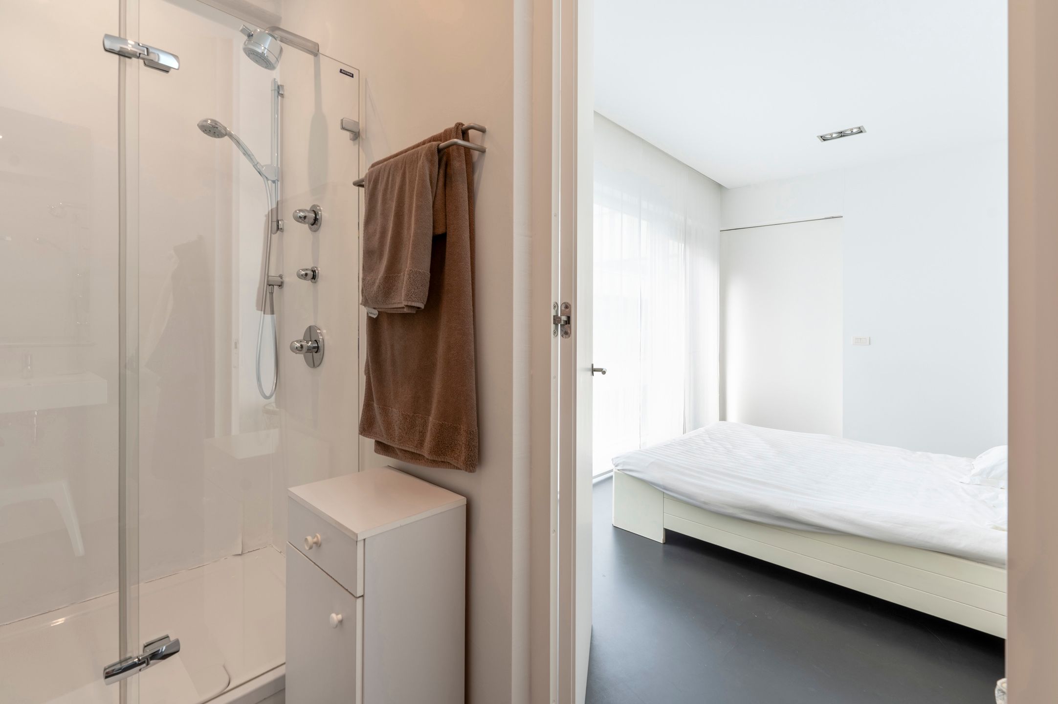 ANTWERPEN-ZURENBORG -  Luxe appartement met zwembad, sauna en tuin foto 12