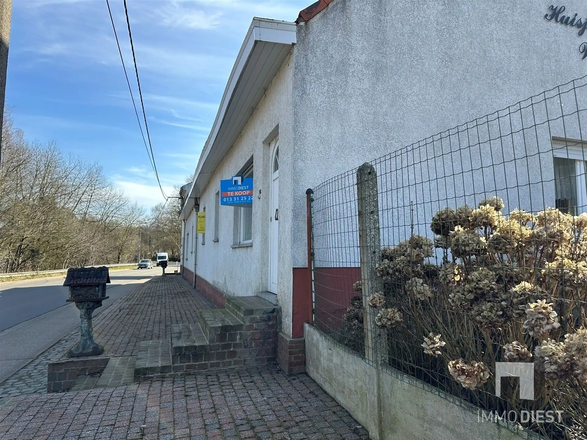 Woning met grote garage en stalling foto 48