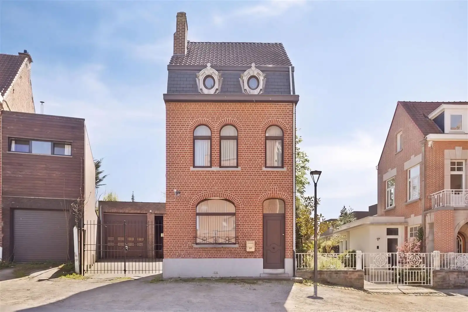 Woning met grote atelier(+/-205m²) te centrum Dworp foto 2