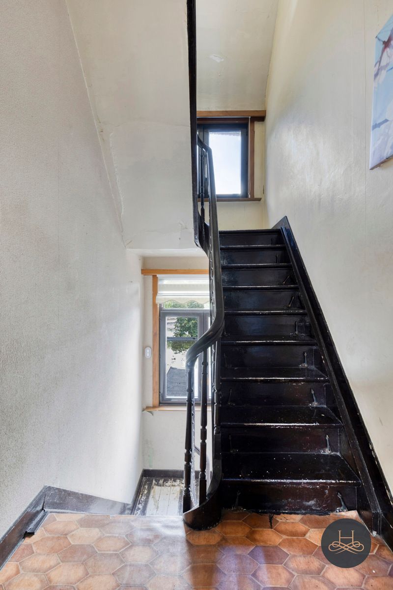 Knappe renovatiewoning met binnenplaats en 4 slaapkamers foto 14