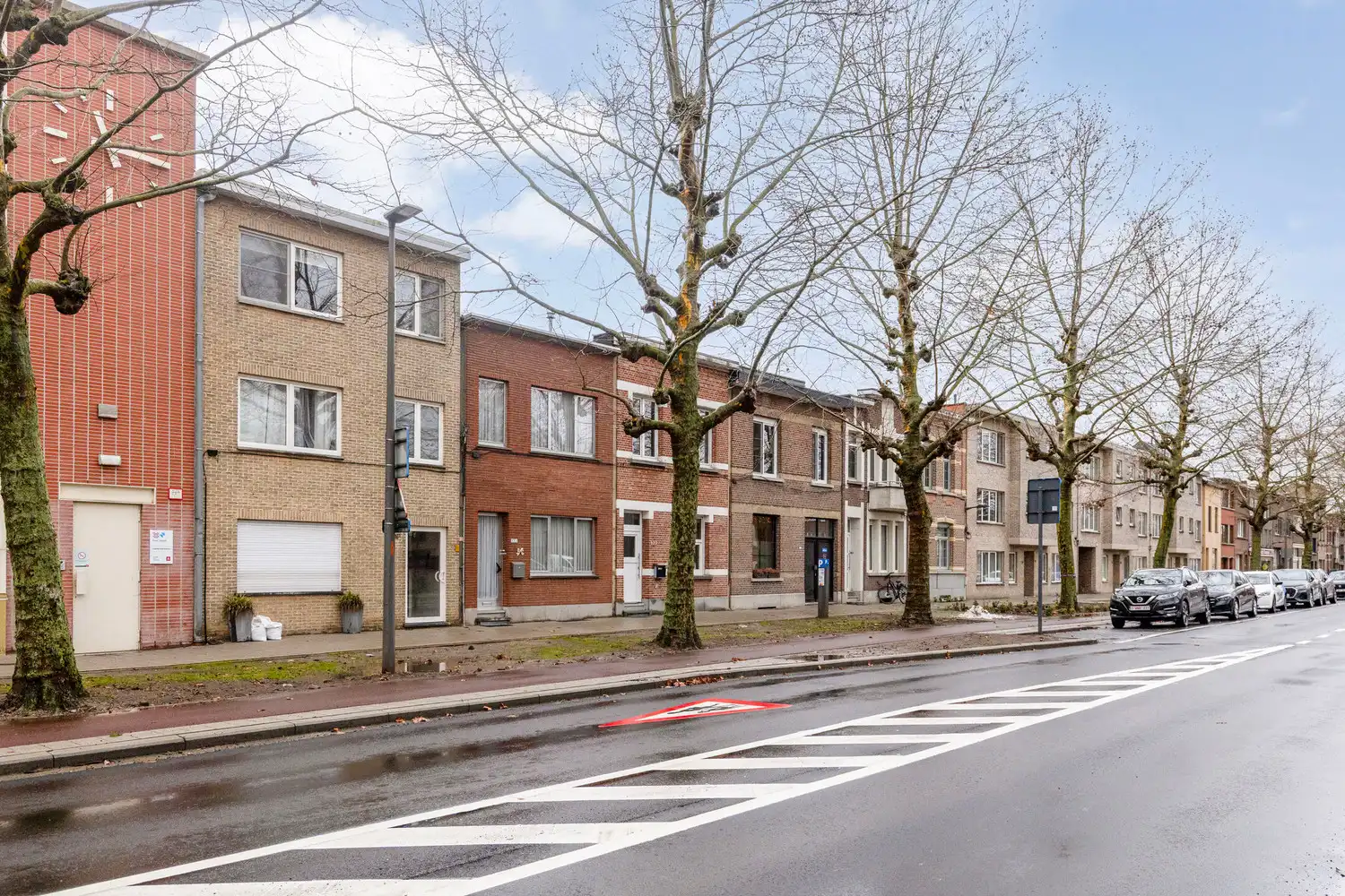 Deurne-Zuid: volledig te renoveren rijwoning met 3 slks op 352m2! foto {{pictureIndex}}