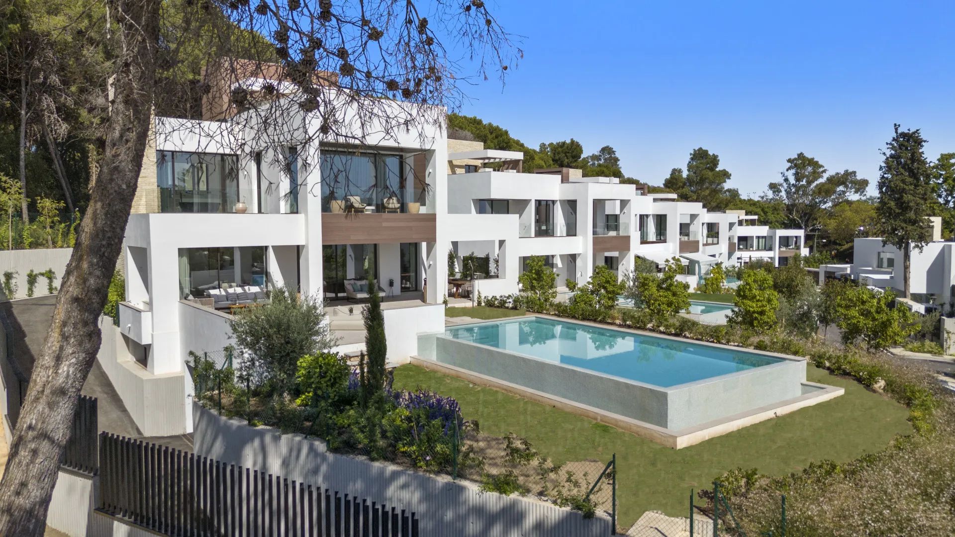 Exclusieve luxe aan de Golden Mile: ruime villa met ongekende elegantie in Marbella foto 2