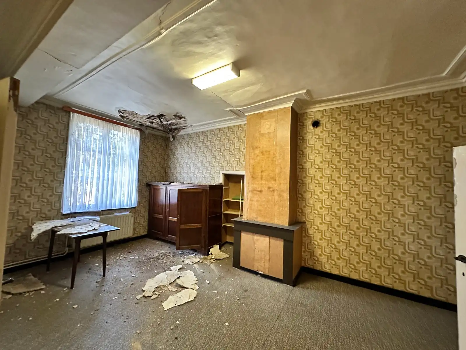 In de schaduw van de kerktoren bevindt zich deze mooie historische idyllische unieke pastorie.   foto 29