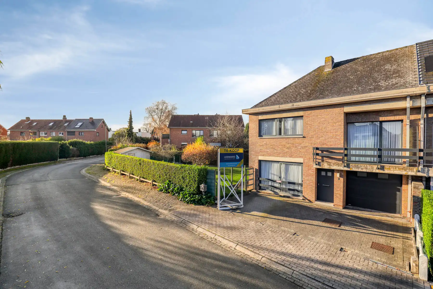 Leemans Immobiliën stelt u  deze centraal, maar toch bijzonder rustig gelegen woning in Dilbeek voor! foto 2