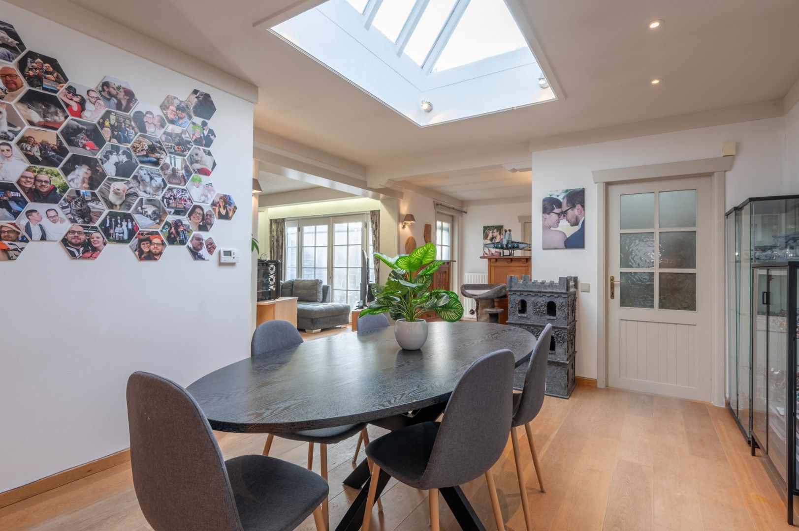 Gelijkvloerse woonst met grote tuin en garage te Sijsele. foto 3