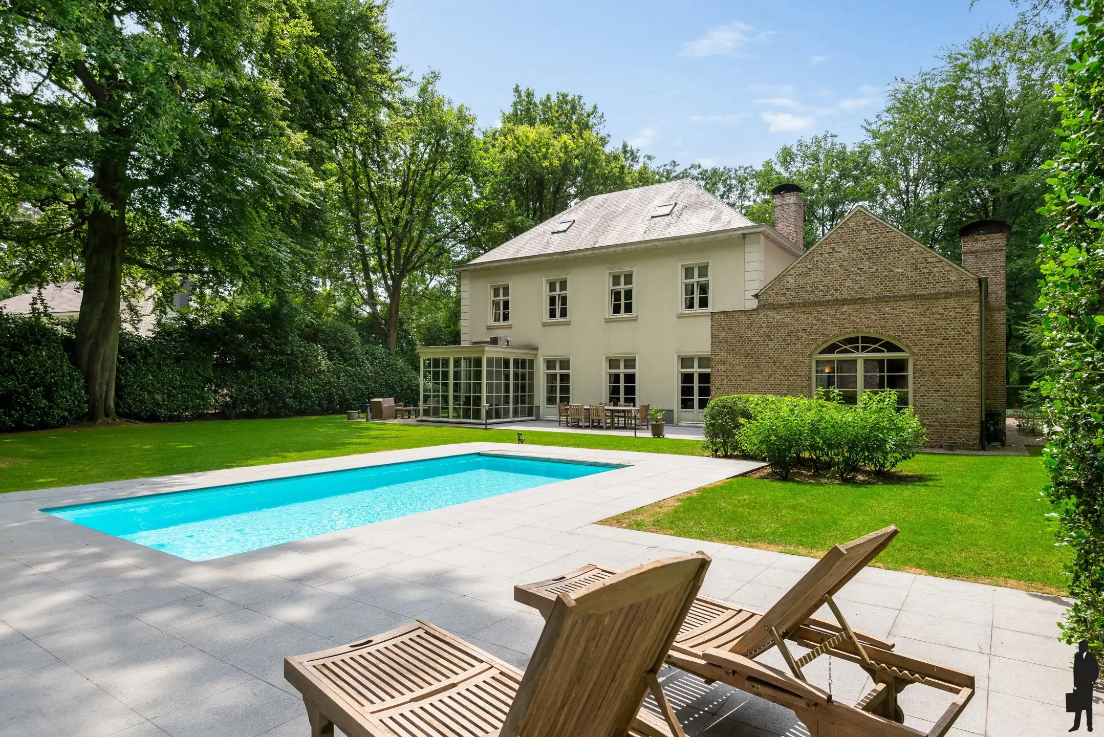 Ruime "manoir villa" gelegen in het gegeerde Hertebos te 's Gravenwezel. foto {{pictureIndex}}