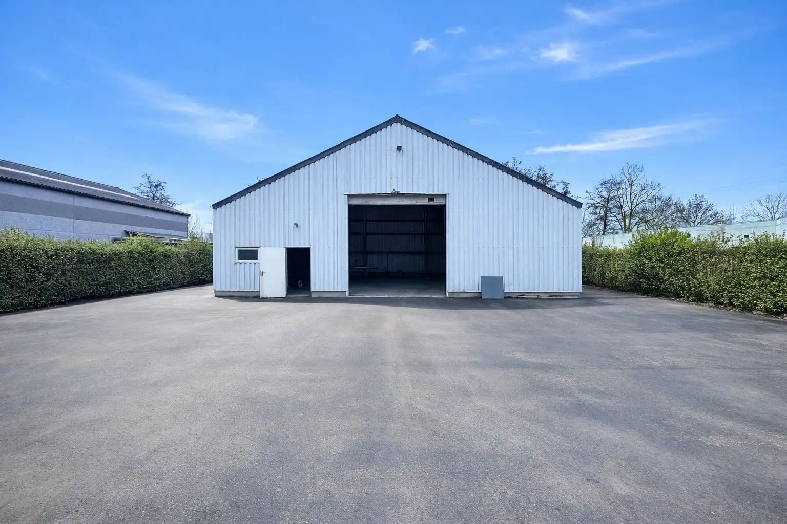 Instapklaar MAGAZIJN (210m²) met verharde KOER te huur in Moerkerke (Damme) foto 2