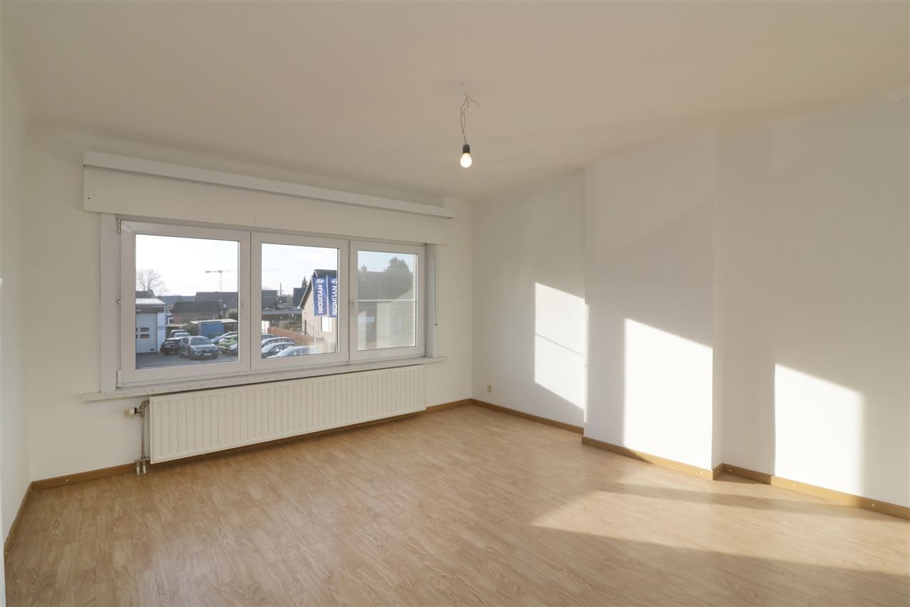 Woning met 2 slpk, terras, autostaanplaats onder de carport foto 18