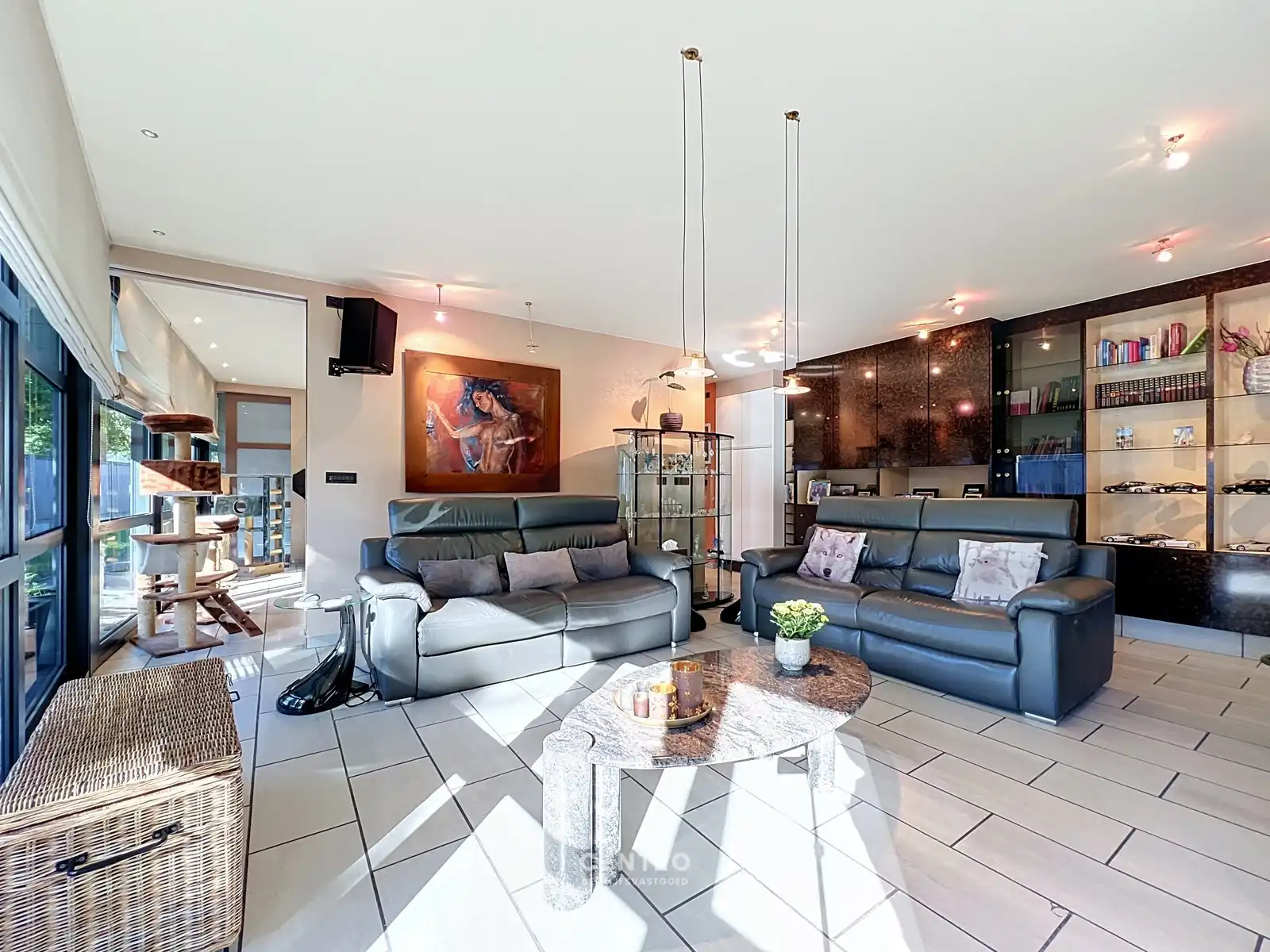 Magazijn met bureel (± 840m²) op INDUSTRIEZONE met gelijkvloerse LICHTRIJKE woonst  (o.a. 3 slpks, 2 garages,...)  op een prachtig HOEKperceel van 2.061 m² te Diksmuide! foto 32