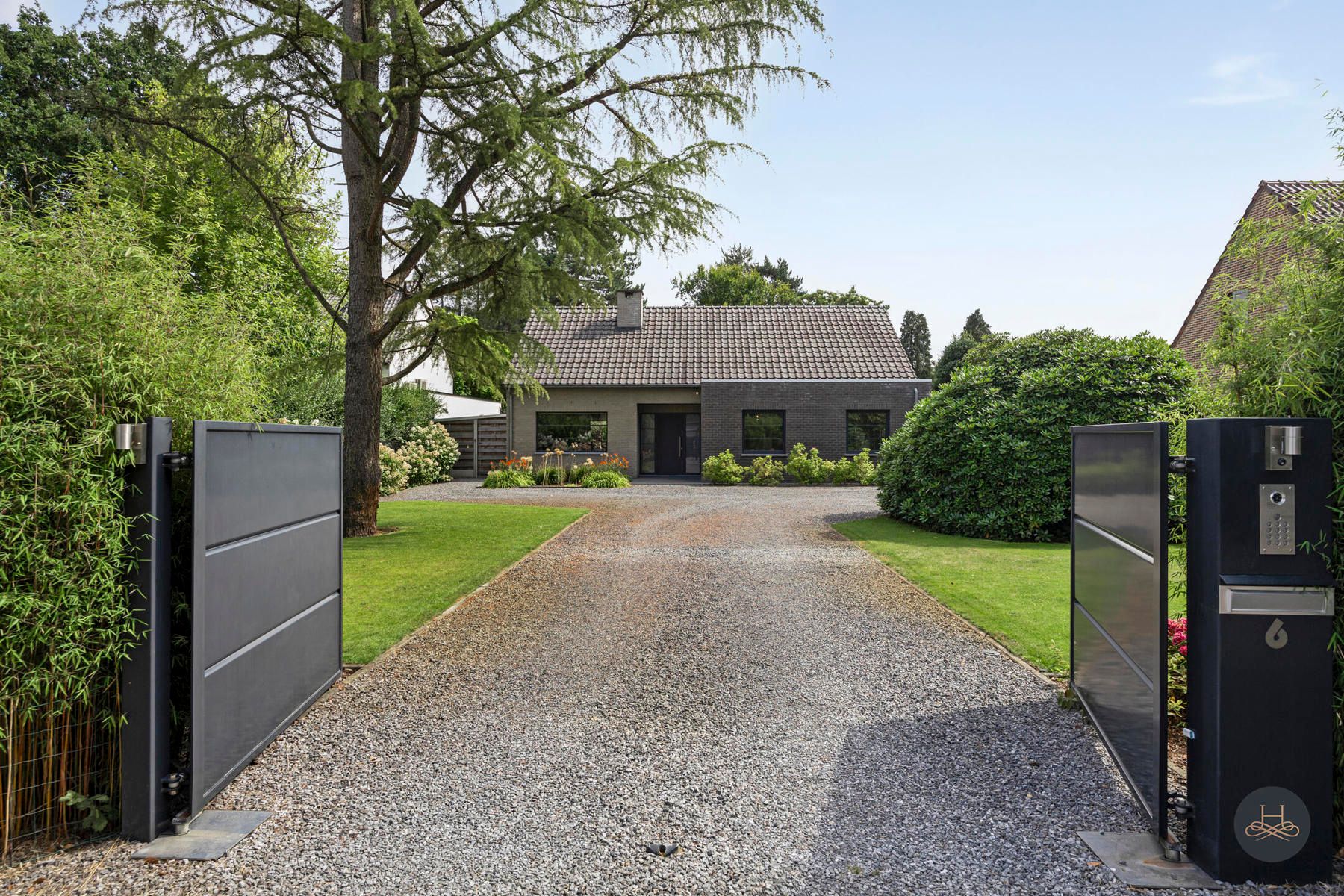 Energiezuinige,  recente woning op een royaal perceel foto {{pictureIndex}}