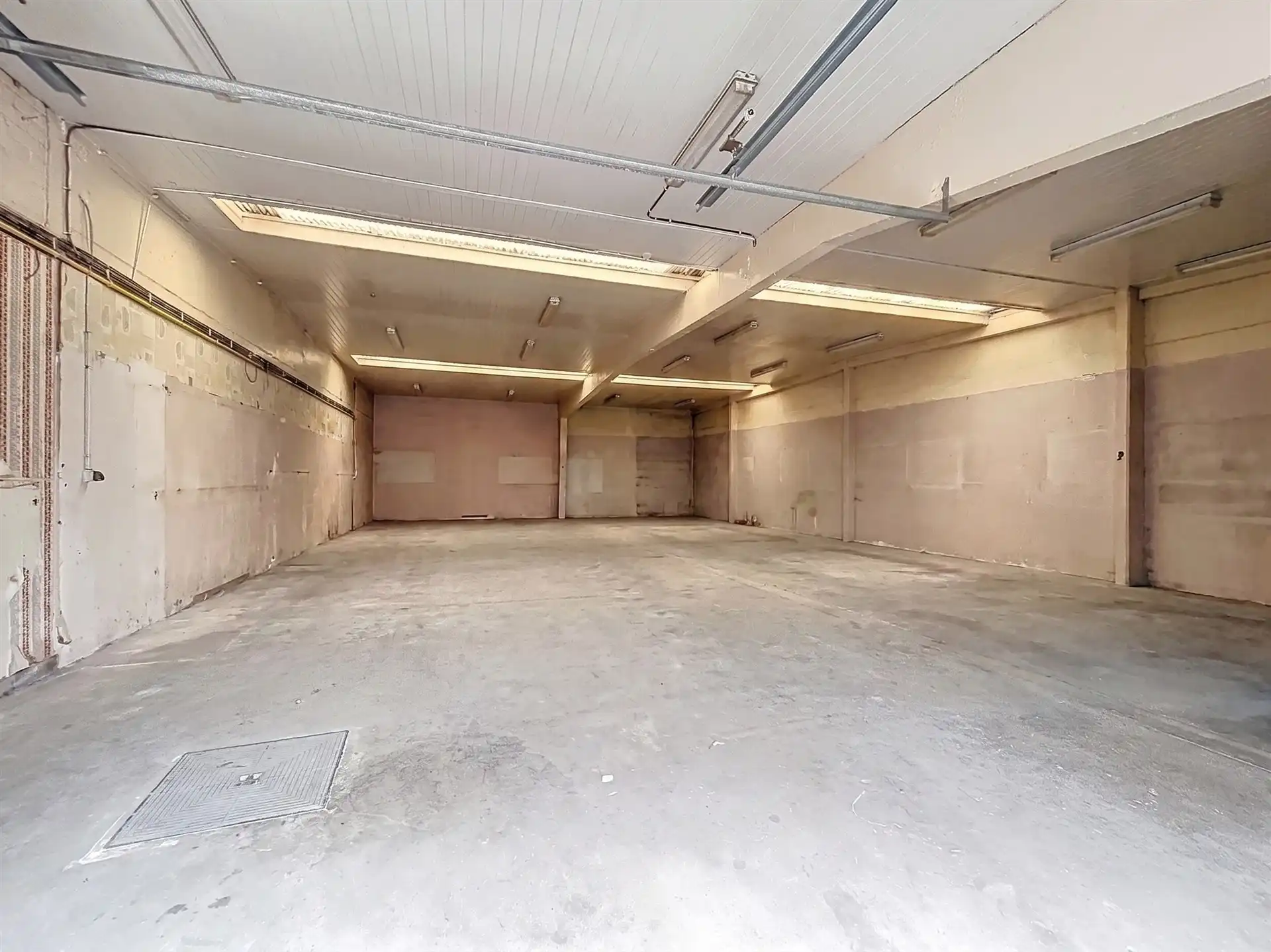 Woning met magazijn en kantoor op perceel van 2185m² foto 26