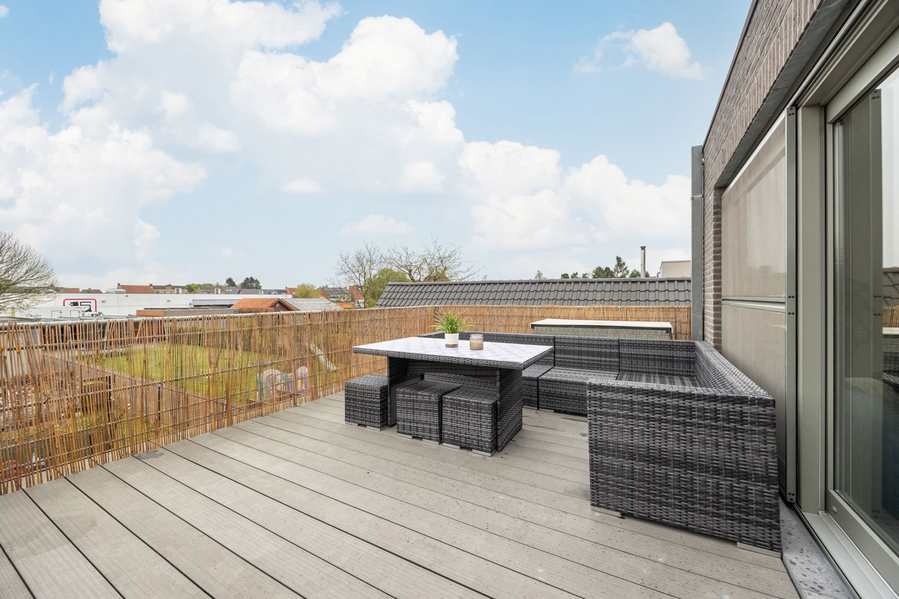 Duplex-appartement op de 1ste en 2de verdieping met 2 slaapkamers, terras, tuin en dubbele garage. foto 16