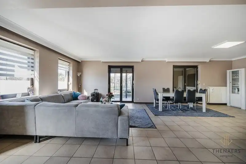 Ruime woning met tal van mogelijkheden op een strategische locatie in Sint-Truiden. foto 2