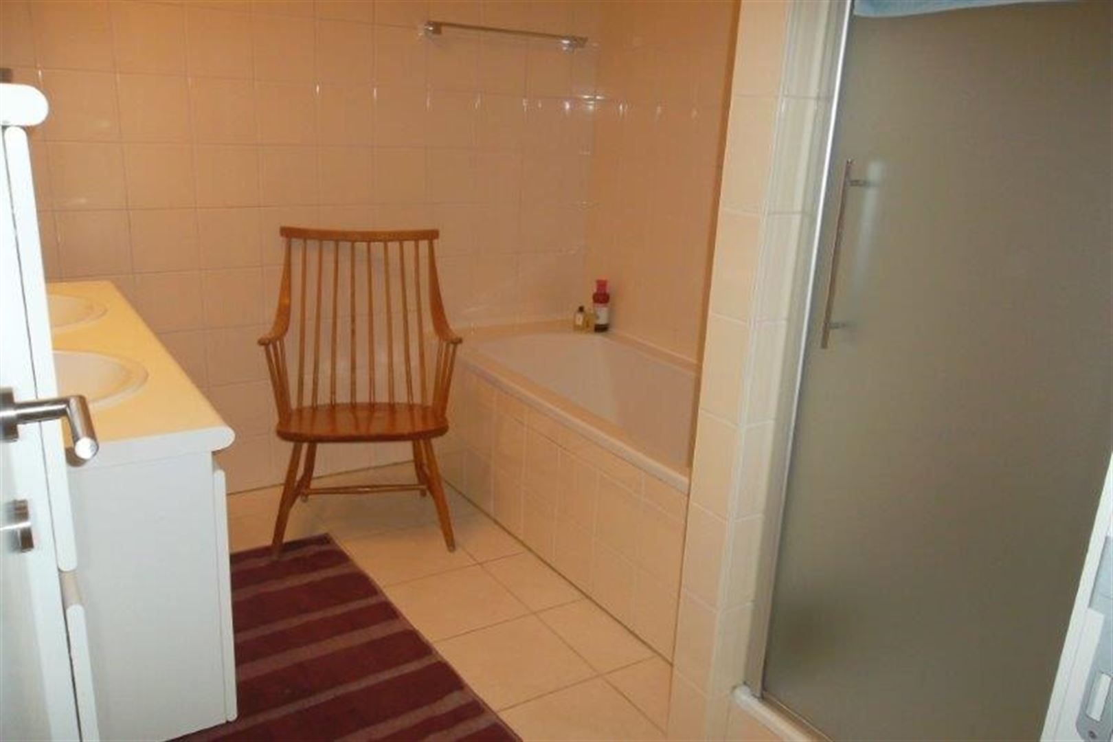 Licht hoekappartement met 2 slaapkamers, terras en parking foto 10