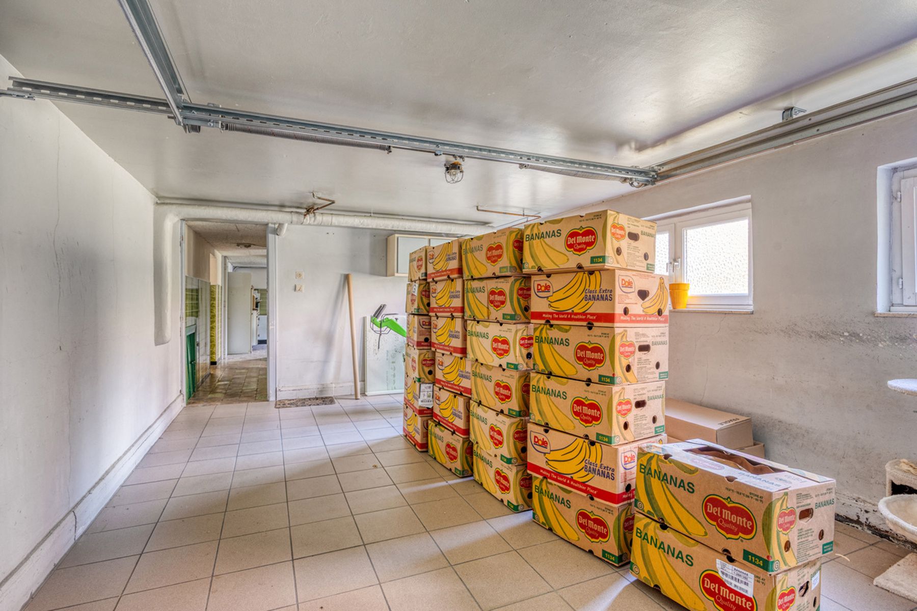 Charmante gezinswoning met 3 slaapkamers, 2 badkamers en ruime tuin op toplocatie. foto 35