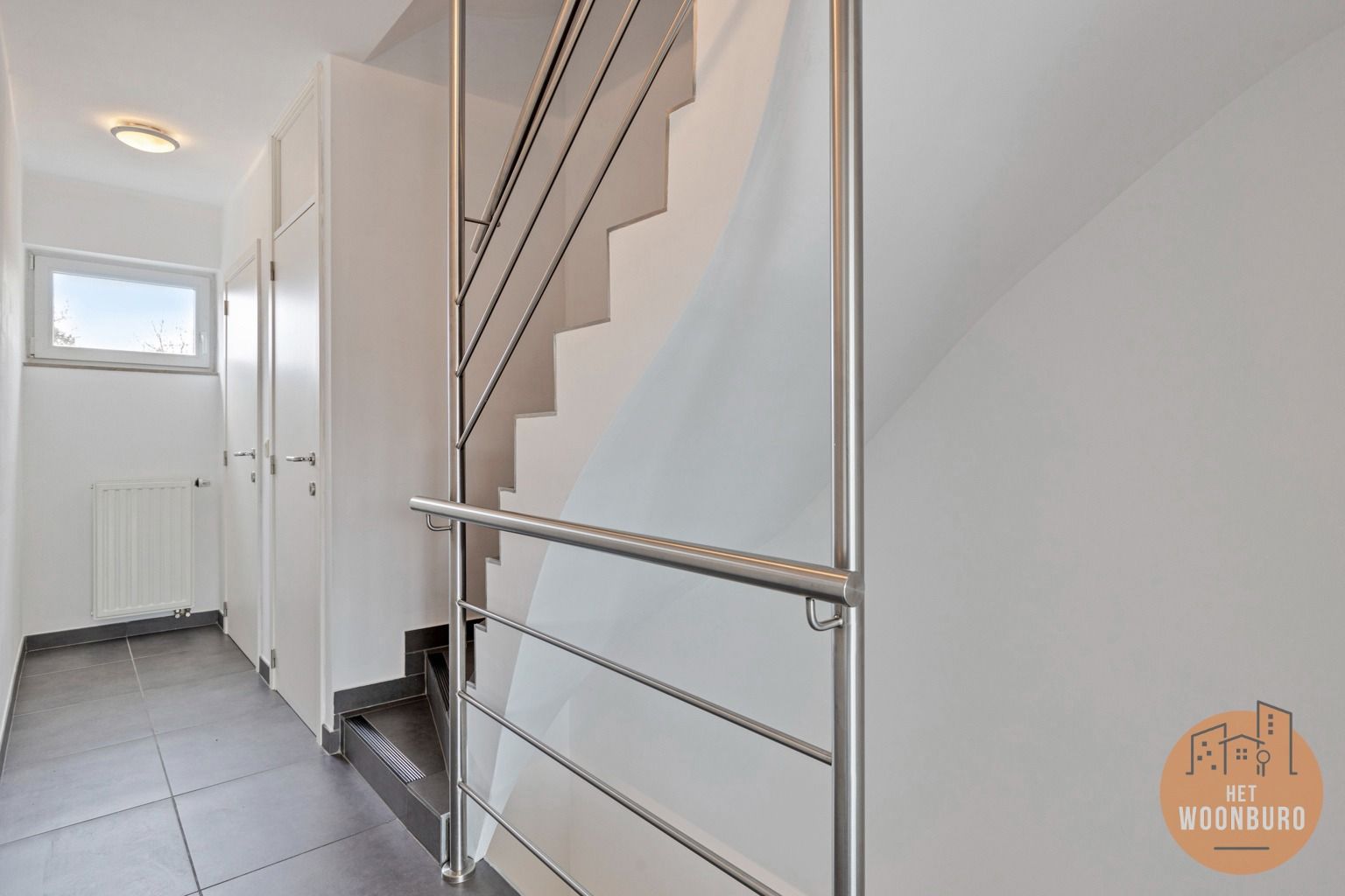 Bel-étage woning met 3 slpks, dubbele garage en tuin foto 3