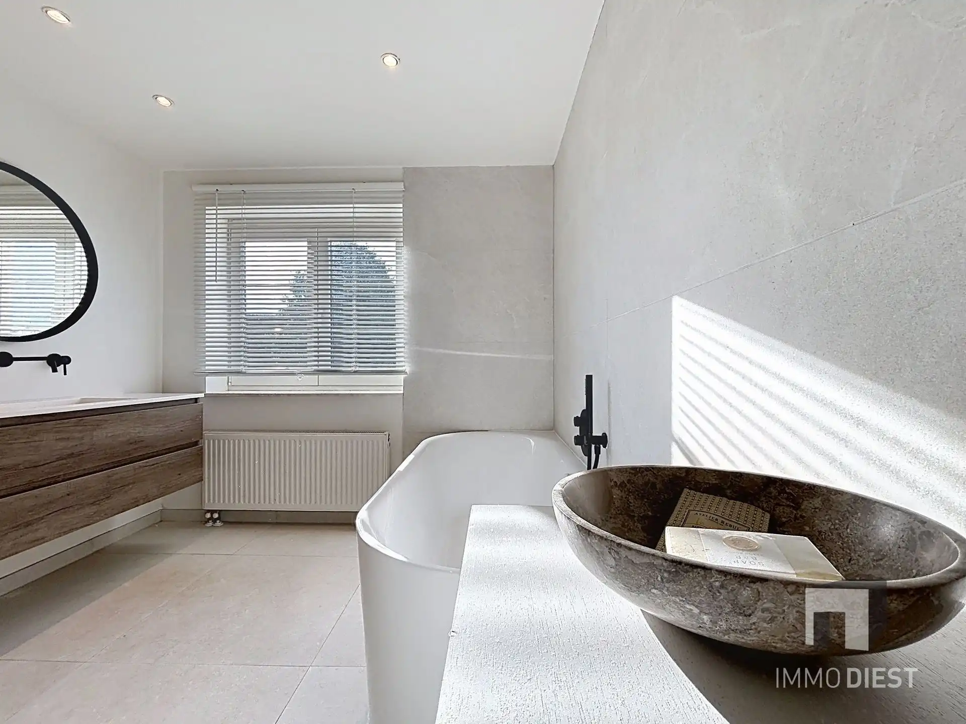 Trendy - volledig gerenoveerde woning met 3 slaapk en 2 badkamers foto 27