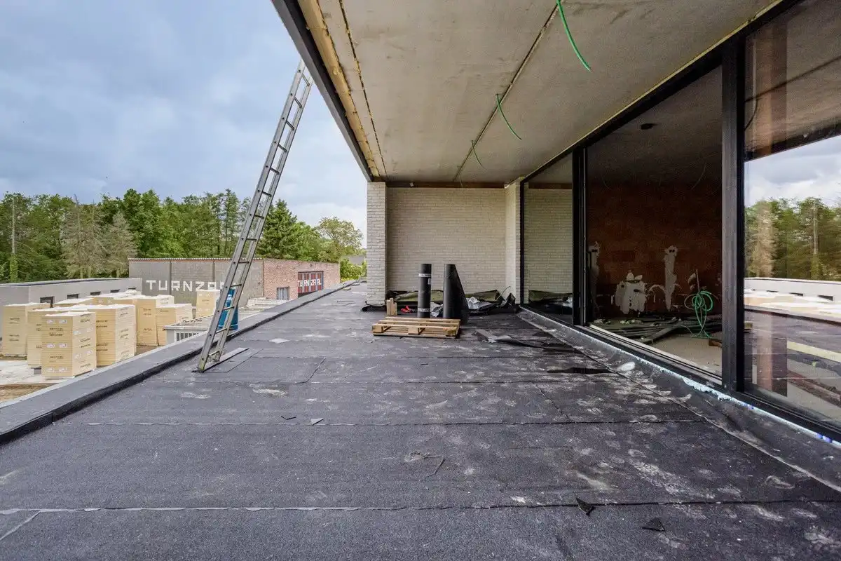 03 EXCLUSIEF GELIJKVLOERS NIEUWBOUWAPPARTEMENT MET 2 SLPK’S EN RUIME TUIN IN LINKHOUT foto 3