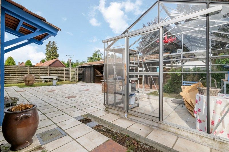 Charmante woning op hoekperceel van 551 ca met veel potentieel foto 16