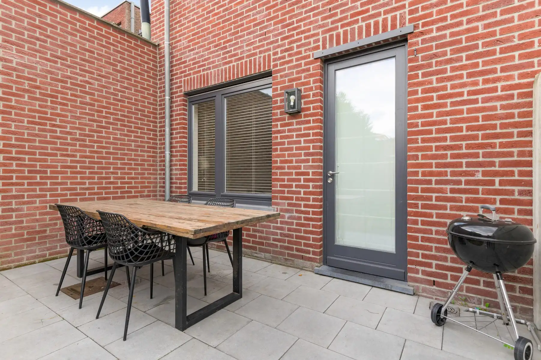 Recente woning op centrale ligging met 2 garages foto 10
