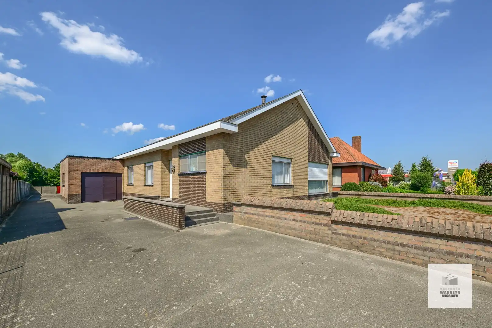 Te renoveren gelijkvloerse woning met  3slpk, garage, tuin op 1290m2 foto 3