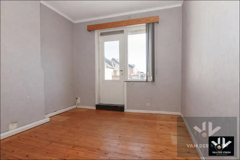 Ruime en goed gelegen te moderniseren rijwoning met gezellige binnekoer, garage en/of atelier foto 16