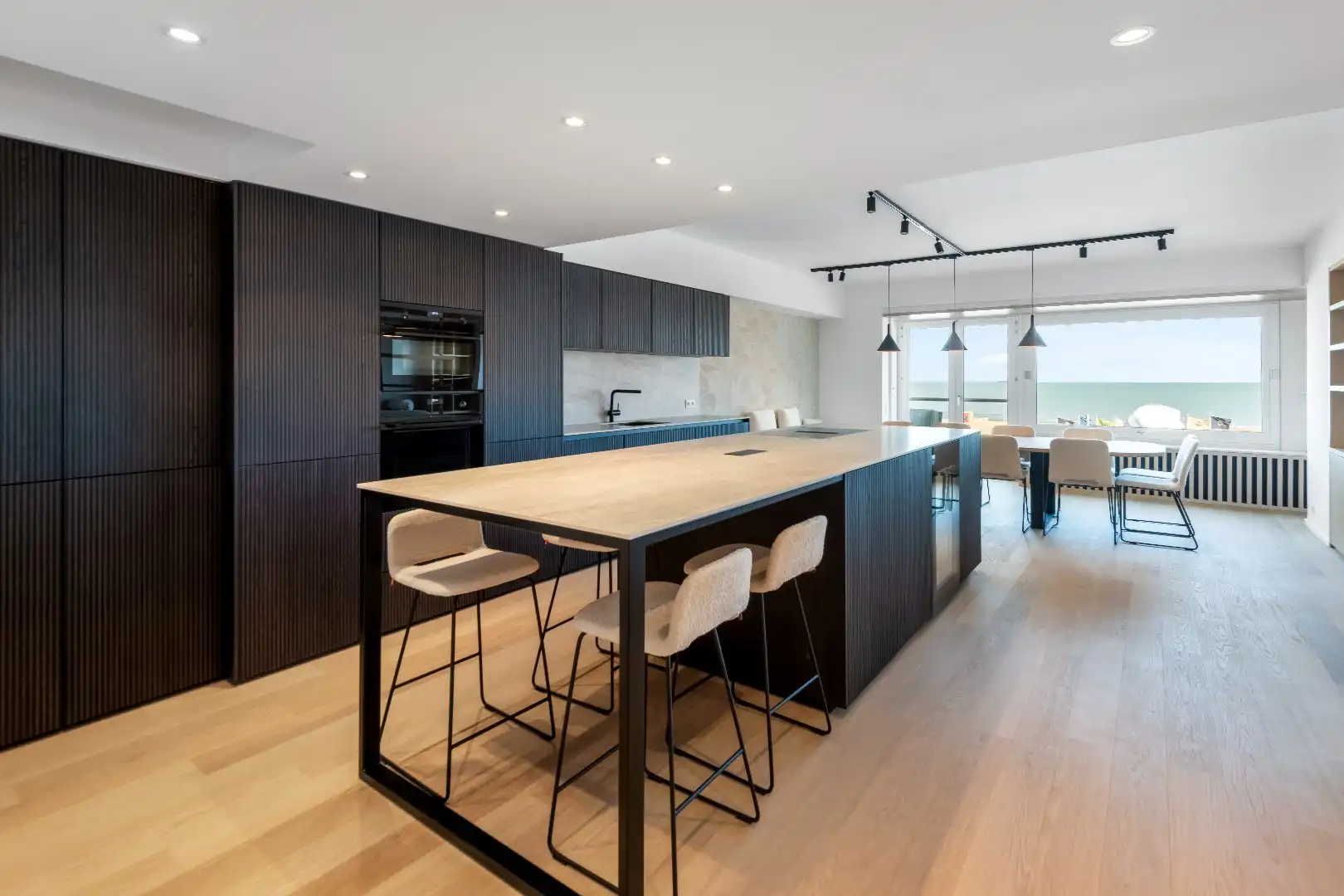 Ruim plateau-appartement met frontaal zeezicht (10 meter gevelbreedte) gelegen aan het Rubensplein. Inpandige parking. foto 8