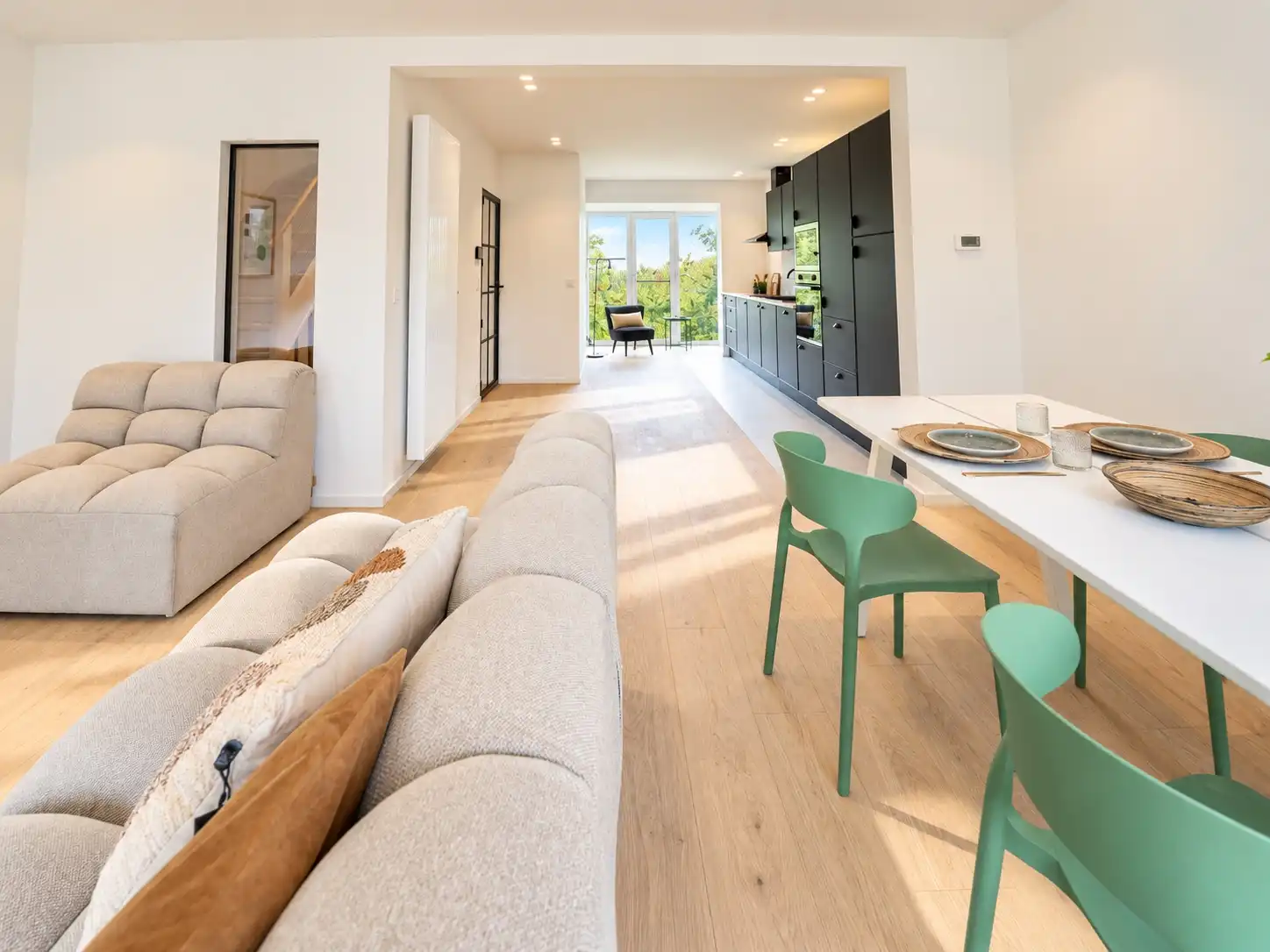 Uitmuntend gelegen gerenoveerde woning ! foto {{pictureIndex}}