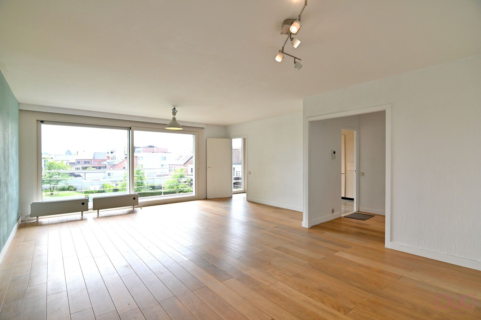 Lichtrijk appartement met drie slaapkamers en west georiënteerd terras foto {{pictureIndex}}
