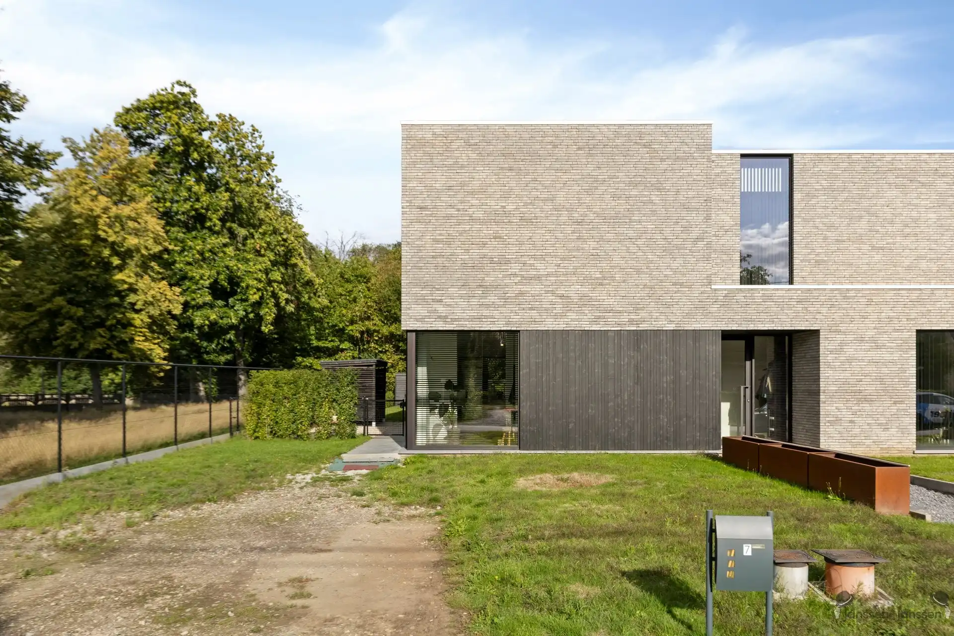 Moderne halfopen bebouwing uit 2024 met hoogwaardige afwerking foto 2
