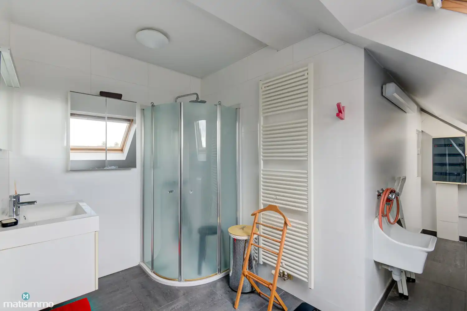 ZEER RUIM EN MODERN DUPLEXAPPARTEMENT (234M²) MET 5 SLAAPKAMERS, 2 BADKAMERS, 2 TERRASSEN, 2 KELDERS, DUBBELE GARAGE (60M²) (+ OPTIONEEL GARAGE) IN HET CENTRUM VAN LANAKEN foto 35