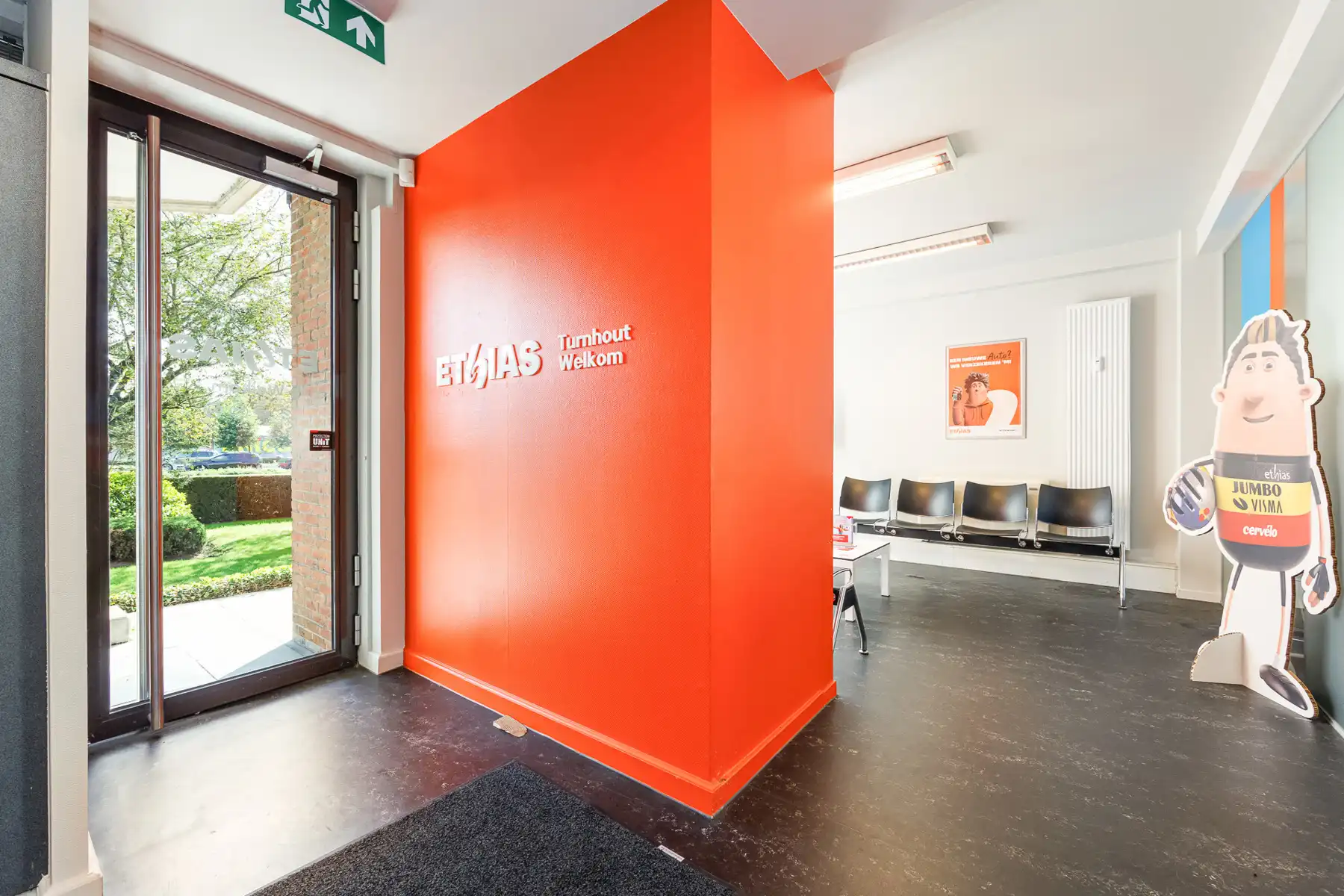 Ruim handelspand/investeringspand (ca194m²) met 3 autostaanplaatsen, gelegen langs de ring van Turnhout. foto 2