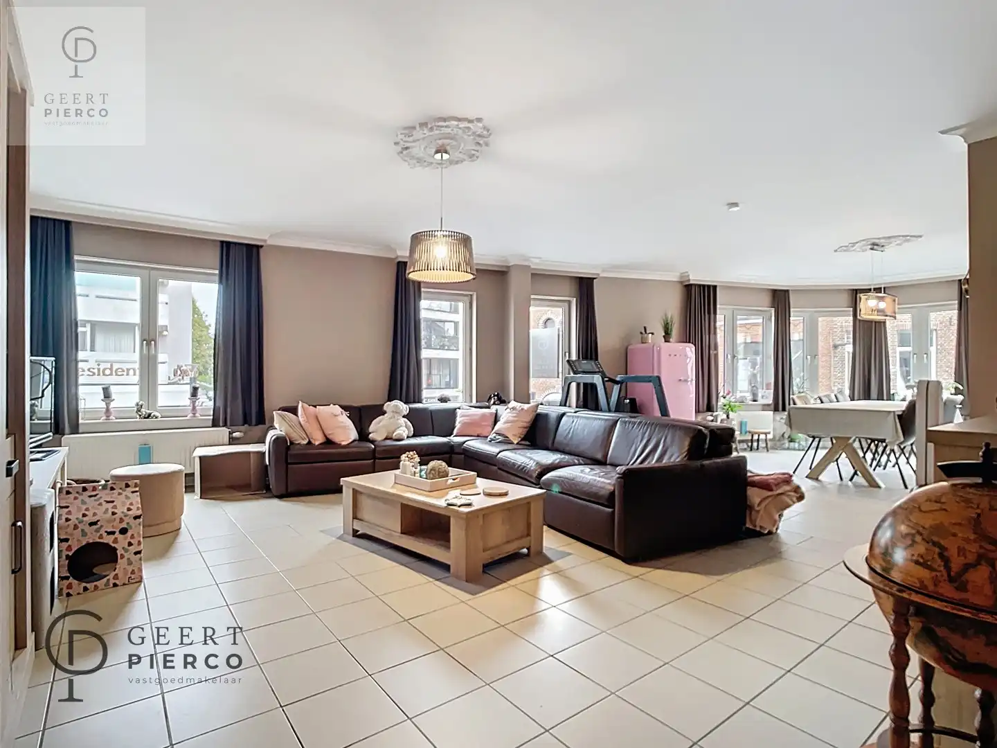 Aan Sint-Anneke 26 bus 101 te Sint-Truiden treffen we dit ruime appartement met drie slaapkamers, twee badkamers en kelder. De centrale ligging (200m van Grote Markt) zorgt voor een optimaal bereik van winkels, station, scholen en eveneens de groene omgeving van de stadsvesten en het stadspark. foto 6