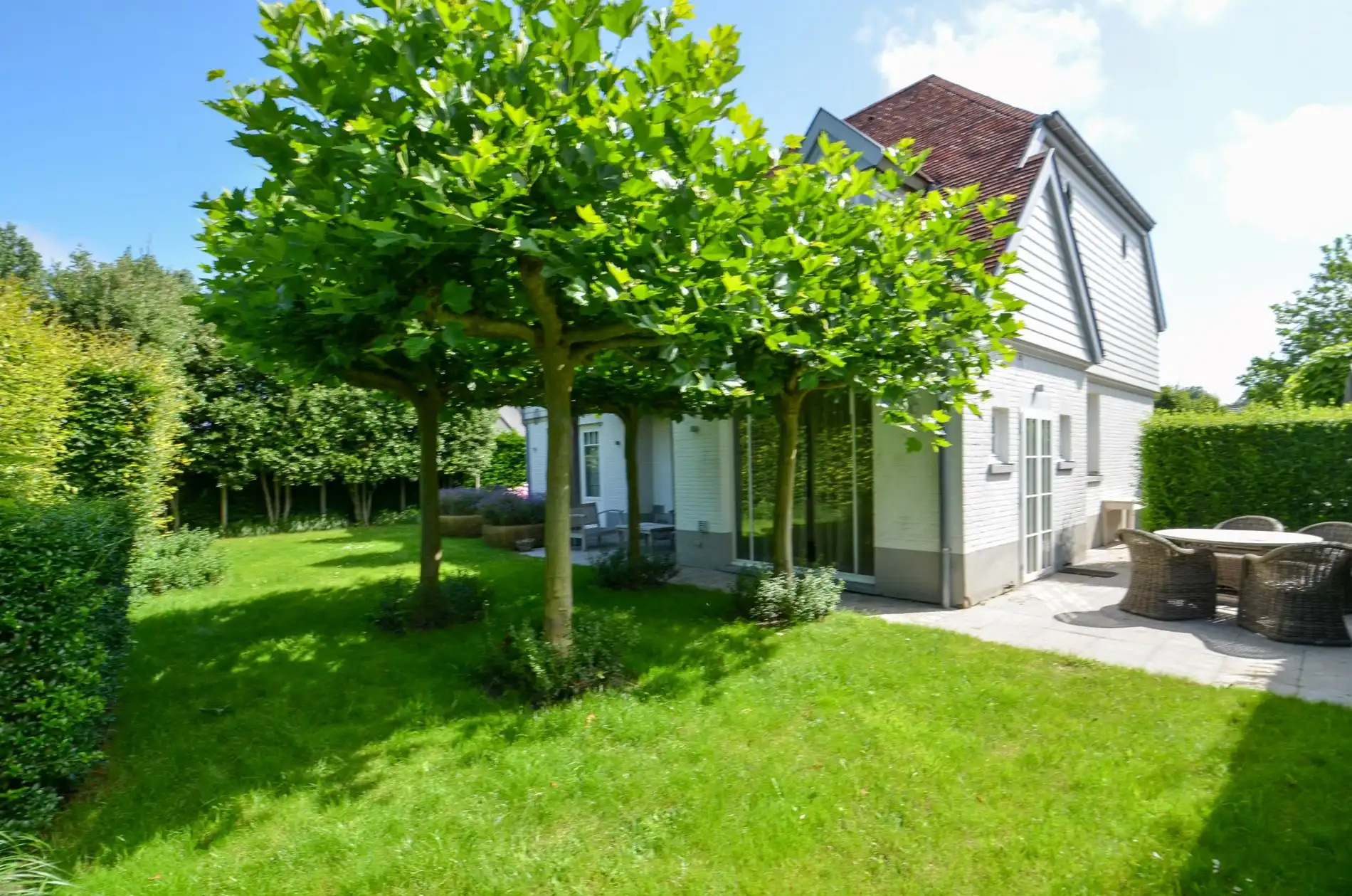 Charmante villa gelegen in een rustige residentiele wijk. foto 3