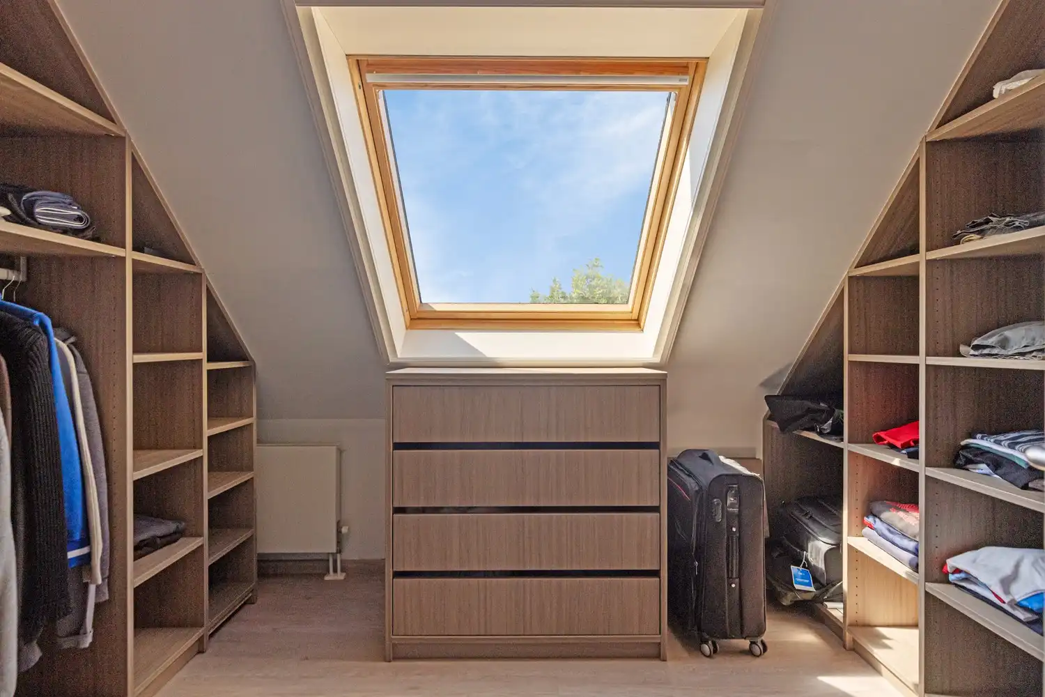Residentieel gelegen villa met buitenzwembad, grote tuin en privacy. foto 18
