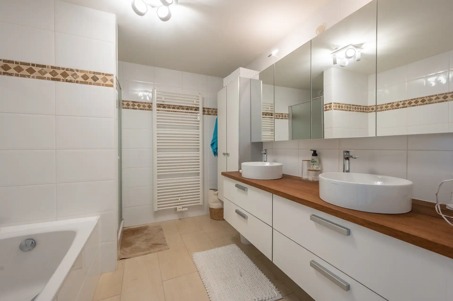 Duplex van 166 m² met frontaal zeezicht en verhuurd gelijkvloers op de Zeedijk in Heist foto 14