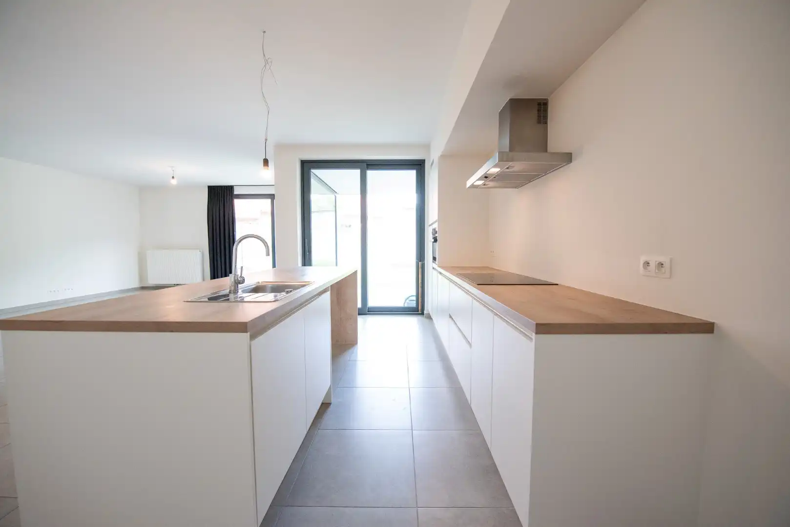 Prachtig gelijkvloers appartement te Sint-Eloois-Vijve met tuintje en overdekt terras.  foto 11