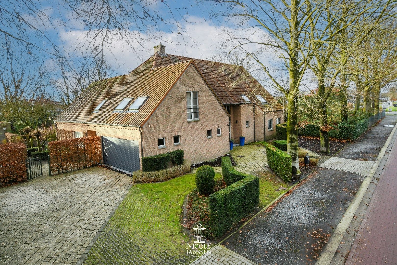 Ruime villa in landelijke stijl met zwembad foto {{pictureIndex}}