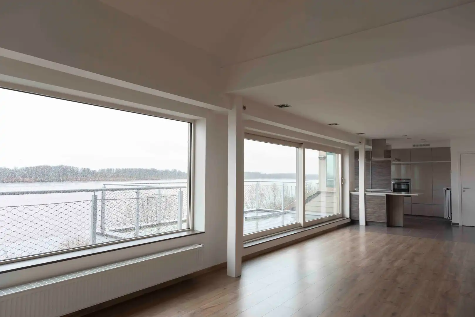 Exclusief dakappartement met uniek waterzicht, royale ruimtes en uitzonderlijk grote garage! foto {{pictureIndex}}